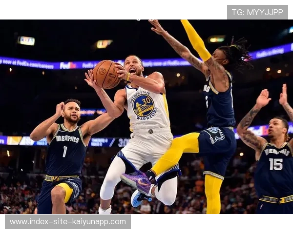 快攻中怀特接球上篮完成关键得分