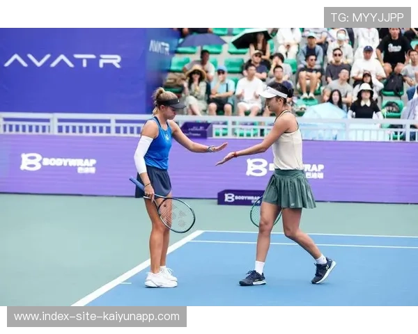 网球草地赛上网截击漂亮得分：技艺与装备的完美交响