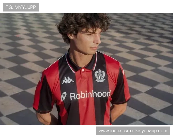 足球中场挑传如艺术品般精致——激情与智慧的完美融合